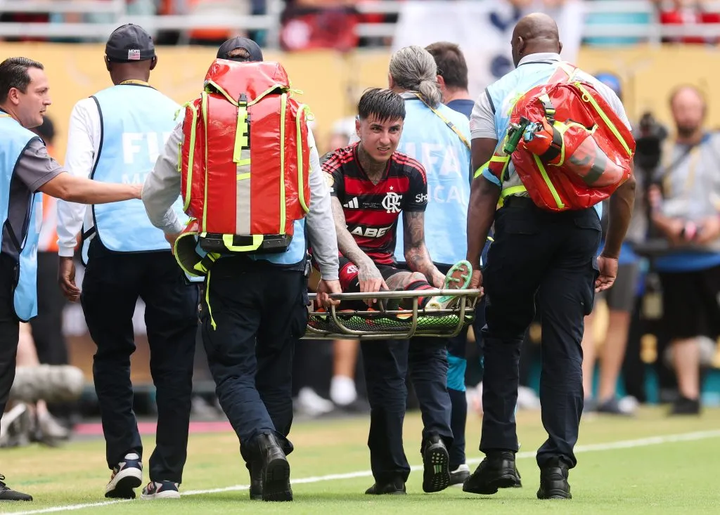 Erick Pulgar salió muy afectado del Hard Rock Stadium tras anotar un autogol y lesionarse por una dura entrada contra Harry Kane. Foto: Michael Reaves/Getty Images.