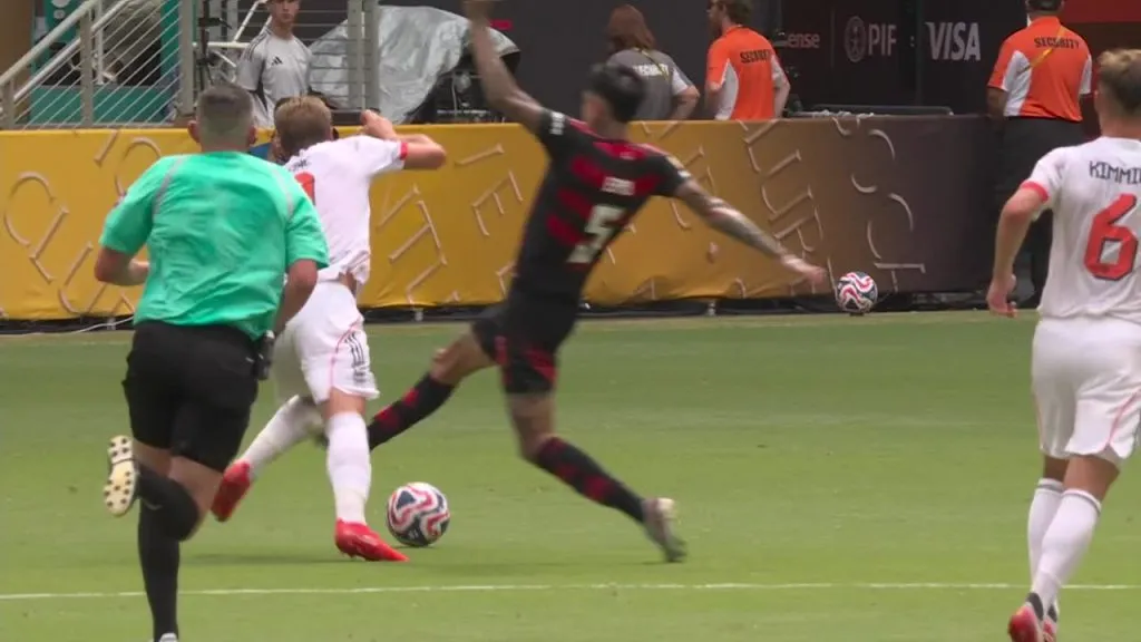 El momento exacto en que Erick Pulgar se lesiona tras la entrada a Harry Kane. Foto: Captura.