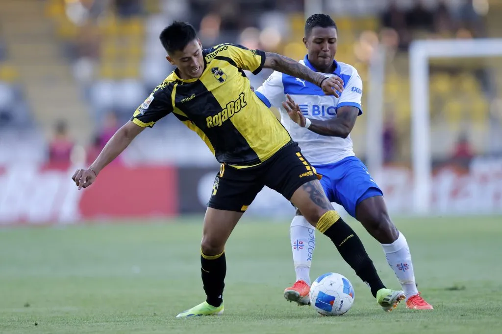 Matías Palavecino ha sido uno de los buenos jugadores en la Liga de Primera 2025. ¿Será Universidad Católica su próximo destino? | Foto: Photosport.