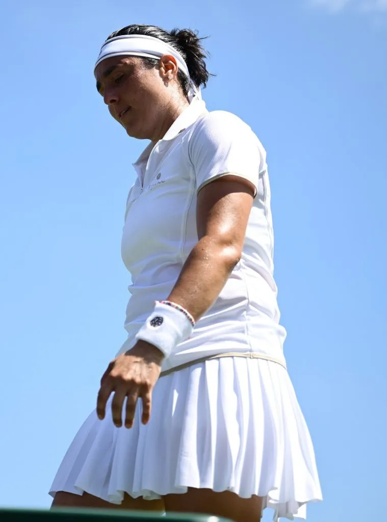 Ons Jabeur abatida ante Viktoriya Tomova durante el partido de primera ronda de Wimbledon 2025 (Getty Images).