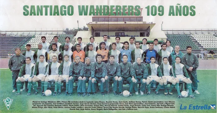 Jorge Garcés junto al plantel campeón de Santiago Wanderers en el 2001. Foto: Memoria Wanderers