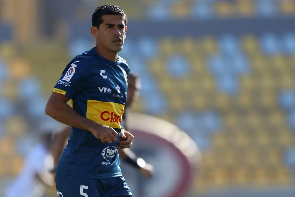 Julio Barroso se retiró del fútbol en Everton. Hoy, su trabajo está ligado en las nuevas generaciones de futbolistas. Foto: Andres Pina/Photosport