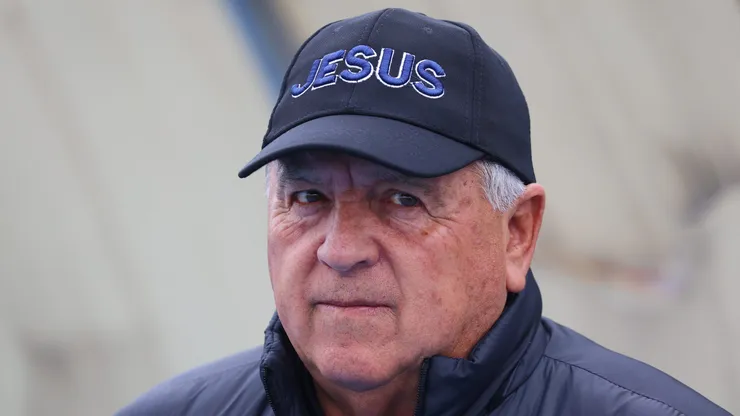 Luis Marcoleta y su clásico jockey de Jesús.