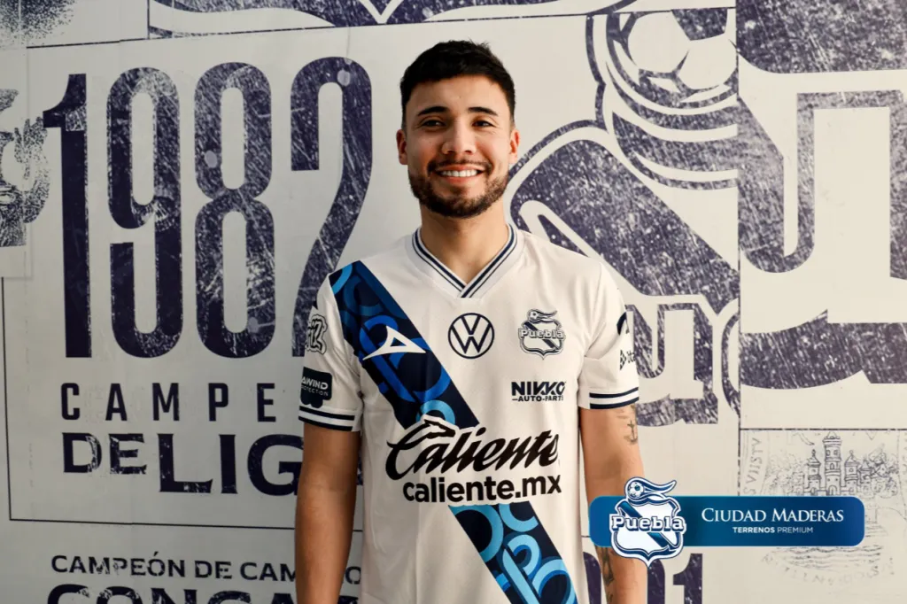 Nicolás Díaz posa con la camiseta del Puebla, su nuevo club en México. (Foto: Club Puebla).