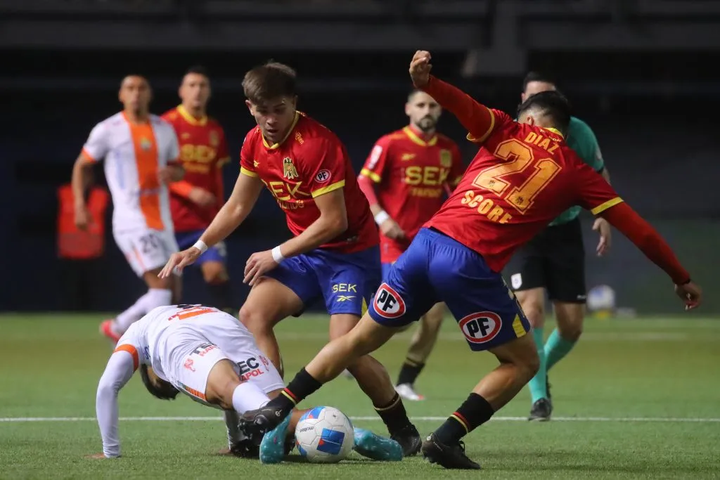 Nicolás Díaz en acción por la Unión Española ante Cobresal. (Jonnathan Oyarzun/Photosport).