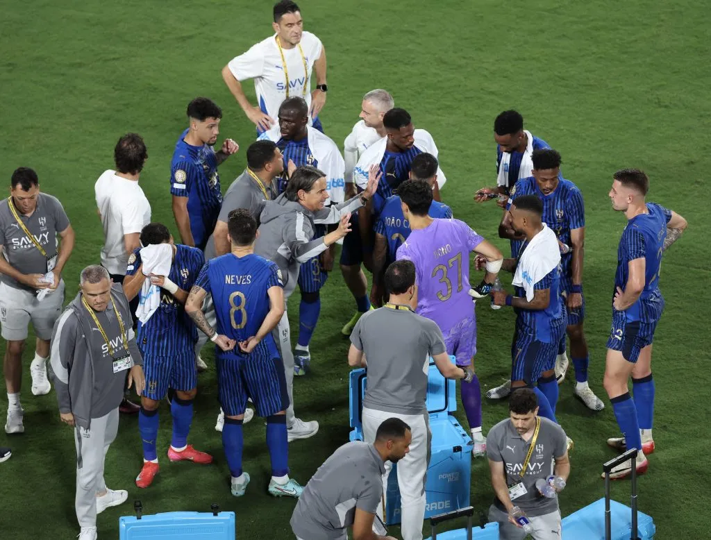 Inzaghi dándole órdenes al plantel del Al Hilal en el Mundial de Clubes