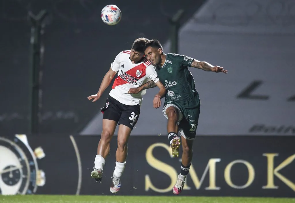 Felipe Salomoni en acción por River Plate ante Sarmiento de Junín. (Marcelo Endelli/Getty Images).