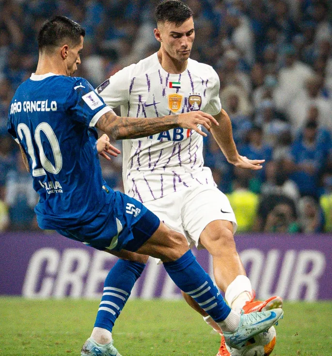 Felipe Salomoni en acción ante Joao Cancelo, el ex Manchester City, Barcelona y Bayern Múnich en un duelo entre Al Ain y Al Hilal. (Instagram).