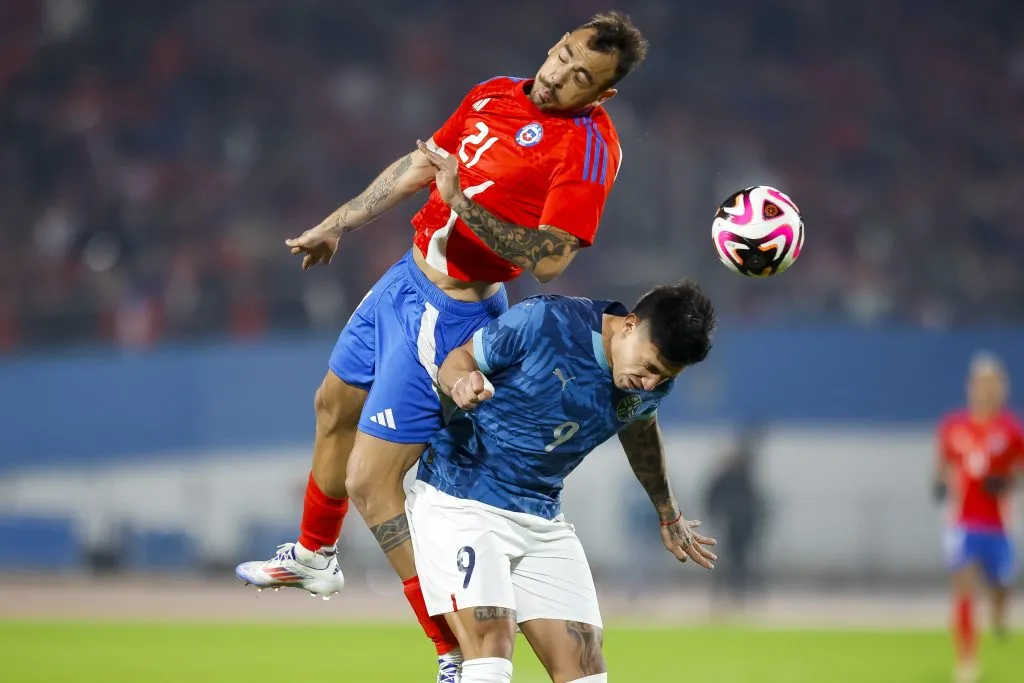 Adam Bareiro lucha un balón con Matías Catalán en un amistoso que Chile le ganó a Paraguay por 3-0. (Pepe Alvujar/Photosport).