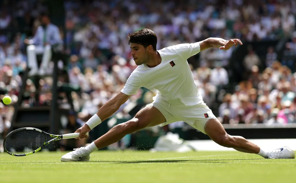 Carlos Alcaraz sufrió ante Fabio Fognini y le ganó en cinco sets en su debut en Wimbledon (Photo by Julian Finney/Getty Images)