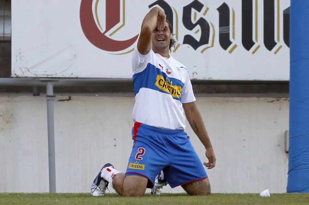Lucas Pratto y el festejo típico de sus goles en Universidad Católica. (ANDRES PINA/PHOTOSPORT).