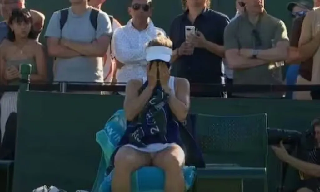 Yulia Putintseva llora en medio de su partido en Wimbledon (Foto: Captura).