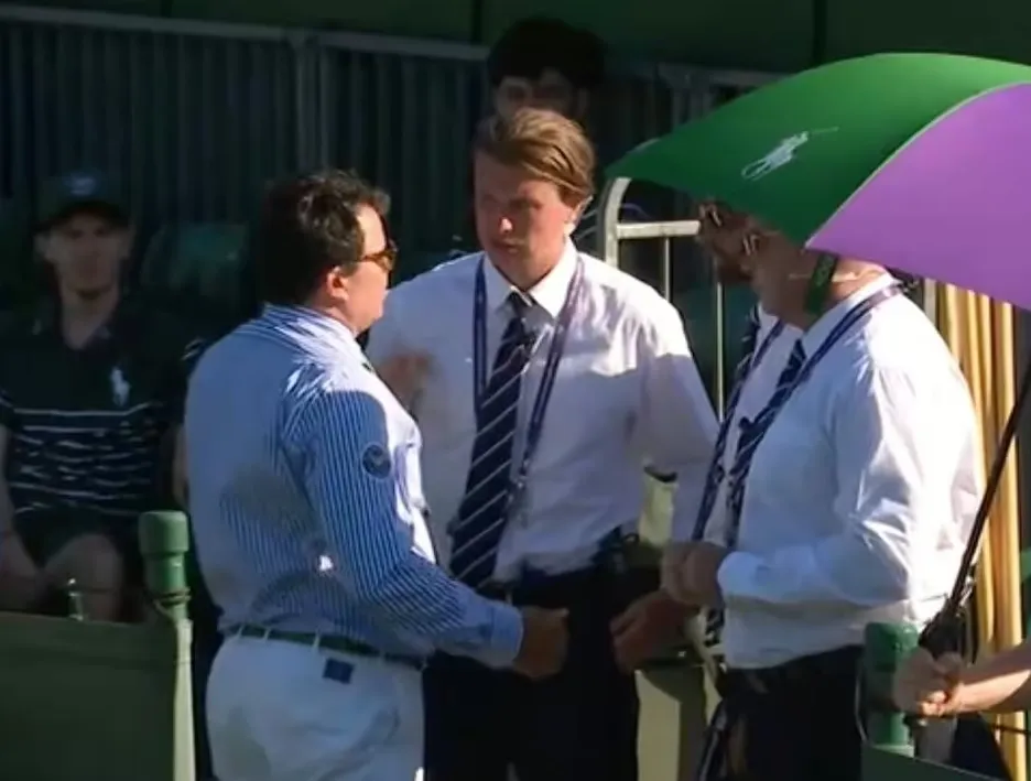 Personal de seguridad tuvo que intervenir en Wimbledon (Foto: Captura).