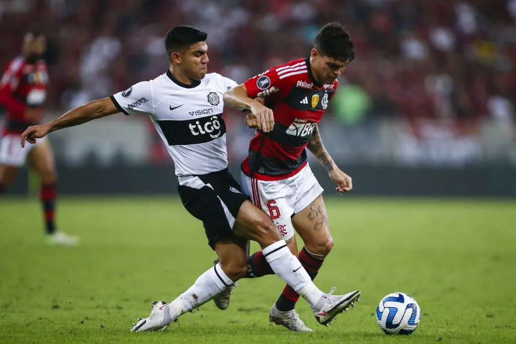 Marcos Gómez en acción ante Flamengo por la Copa Libertadores. (Wagner Meier/Getty Images).