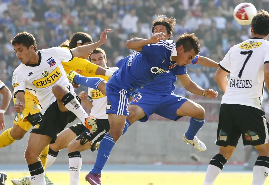 Eduardo Vargas fue apoyado por un ex Colo Colo en Uruguay. Foto: ANDRES PINA/PHOTOSPORT
