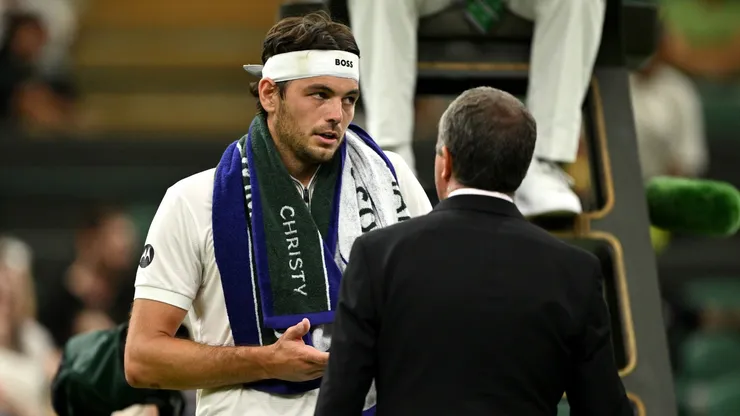 Taylor Fritz habla con un árbitro tras la suspensión del partido.
