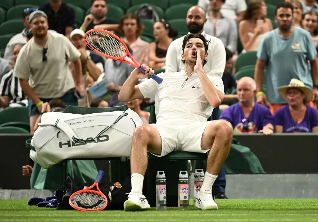 Taylor Fritz reacciona tras la suspensión del partido con Giovanni Mpetshi Perricard en Wimbledon 2025 (Getty Images).