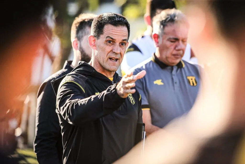 Víctor Bernay recordó charlas de fútbol con Gustavo Álvarez. Foto: Guaraní.