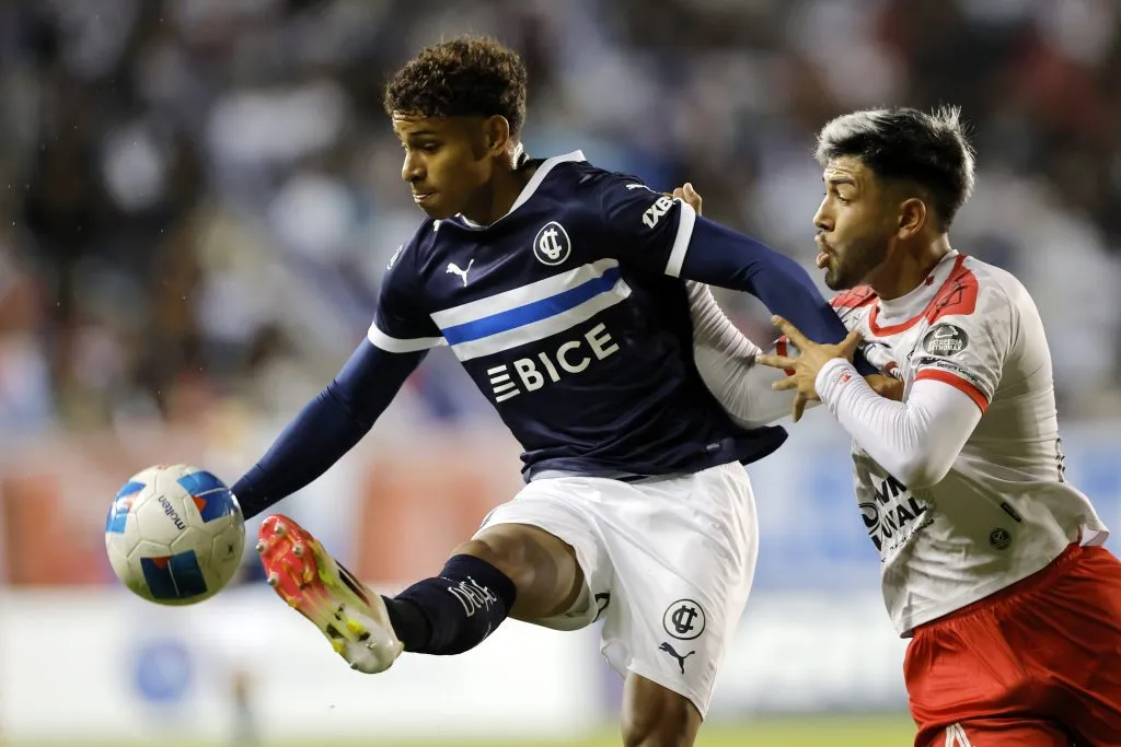 Juan Francisco Rossel estará disponible para Daniel Garnero en el Universidad Católica vs Colo Colo de este domingo. | Foto: Photosport.