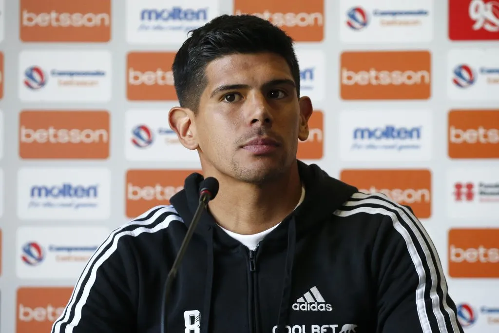 Esteban Pavez debe participar de la conferencia de capitanes | Photosport