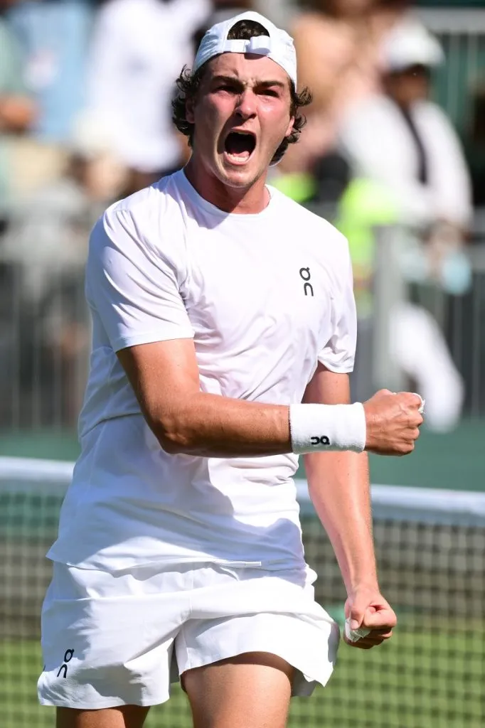 Joao Fonseca celebra la victoria ante Jenson Brooksby en Wimbledon 2025 (Getty Images).