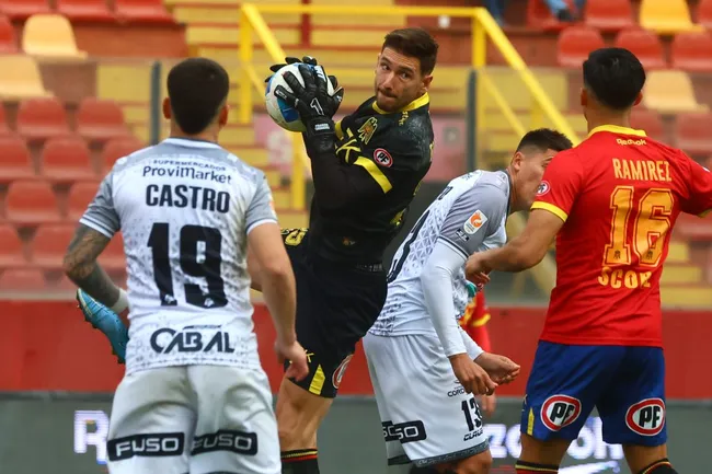 Franco Torgnascioli en acción por Unión Española ante Deportes Limache. (Jonnathan Oyarzun/Photosport).
