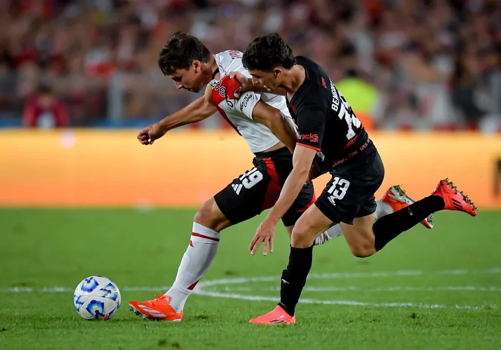 Gonzalo Tapia en acción por River Plate ante Gastón Benedetti de Estudiantes. (Marcelo Endelli/Getty Images).