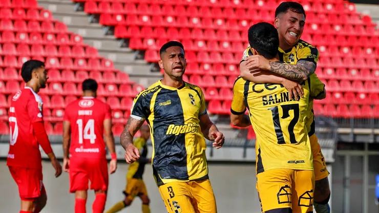 Coquimbo Unido supera a La Calera y avanza en Copa Chile.