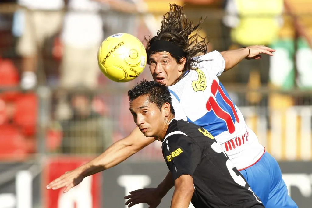 Sebastián Toro enfrenta el acecho de Juan José Morales. En ese partido, hizo dupla con el venezolano José Manuel Rey. (MARCELO HERNANDEZ/PHOTOSPORT).