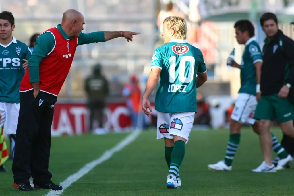 Juan Manuel Llop le da indicaciones a Pablo López en Santiago Wanderers. (MAX MONTECINOS/PHOTOSPORT).
