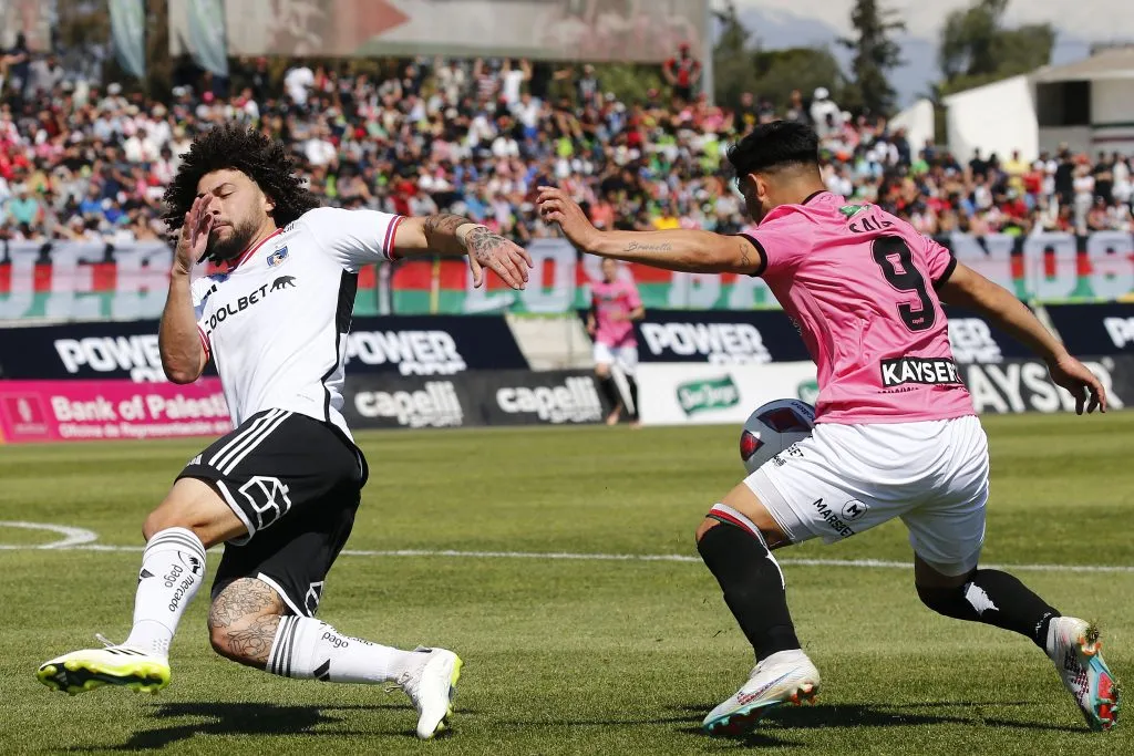Maxi Salas ante el Peluca Falcón en un duelo entre Palestino y Colo Colo. (Javier Salvo/Photosport).