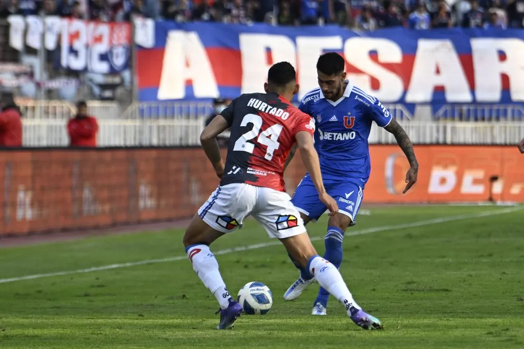 Brayan Hurtado marca a Emmanuel Ojeda en un duelo entre Antofagasta y U de Chile. (Pedro Tapia/Photosport).