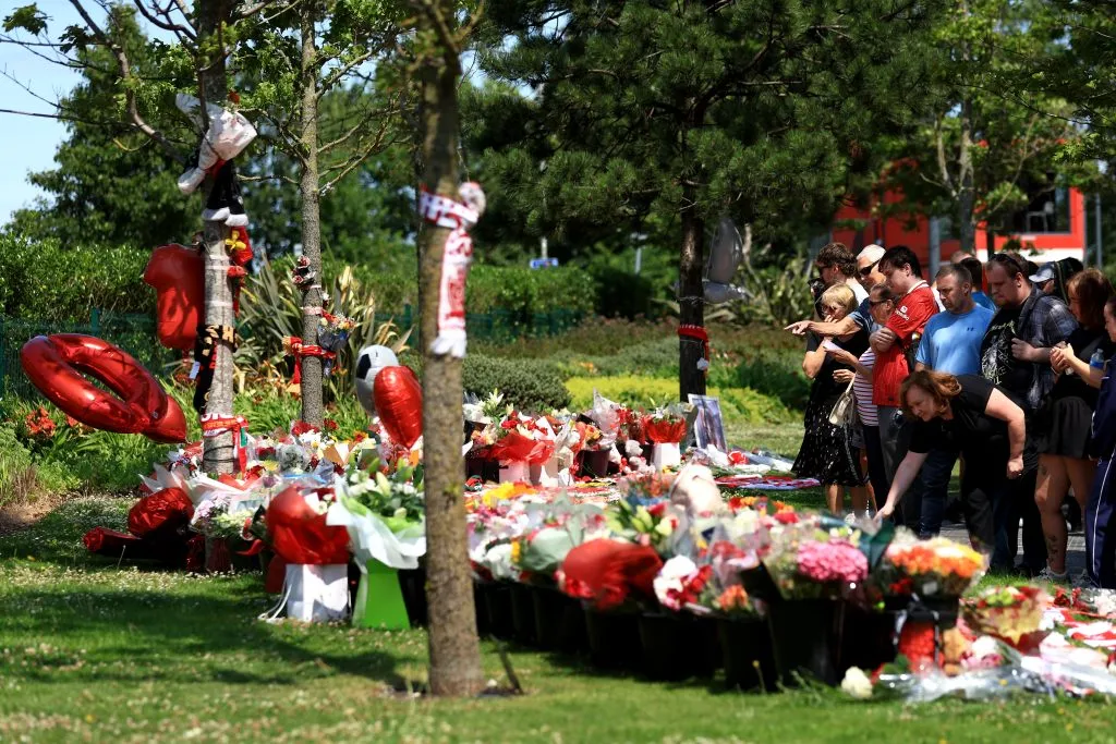 Los hinchas de Liverpool despidiendo a Diogo Jota. | Foto: Getty Images.