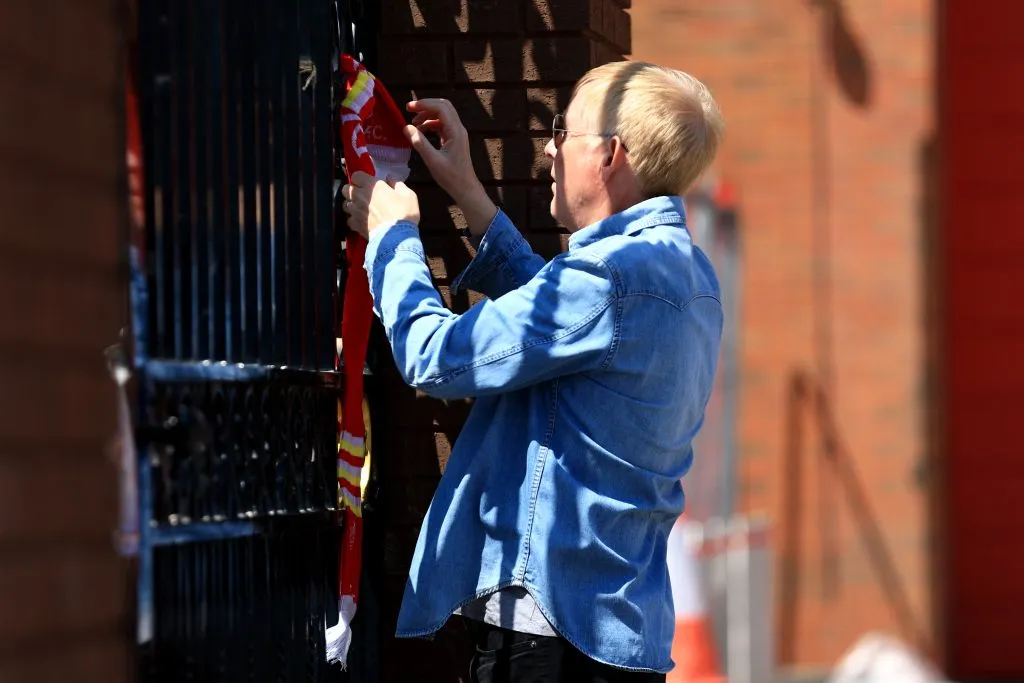Varios hinchas se dejaron caer en Anfield Road para dar sus muestras de dolor y cariño por Diogo Jota. (Jess Hornby/Getty Images).