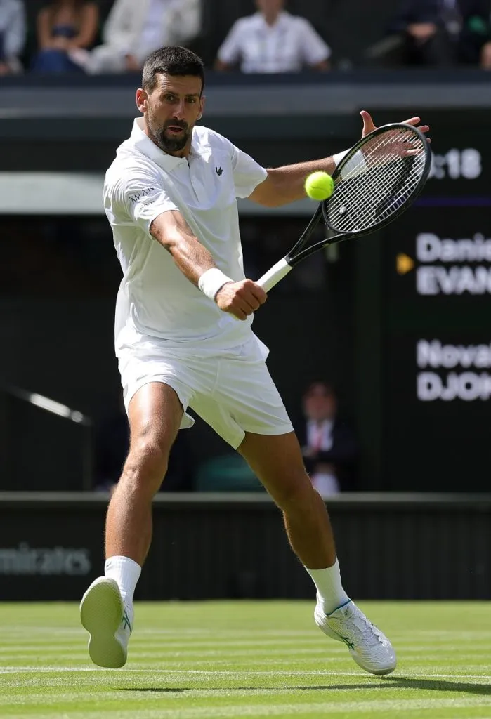 Novak Djokovic juega contra Daniel Evans en Wimbledon 2025 (Getty Images).