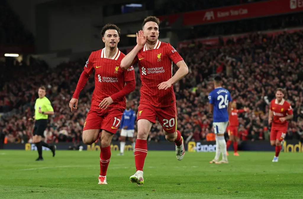 Así celebró Diogo Jota ese gol ante el Everton en Anfield Road. (Carl Recine/Getty Images),