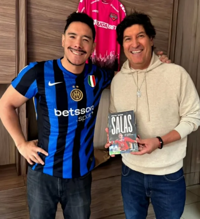 Nelson Osses le entregó el libro del Matador Salas a Iván Zamorano