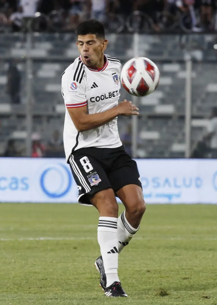 Pavez no se moverá de Colo Colo hasta que termine su contrato