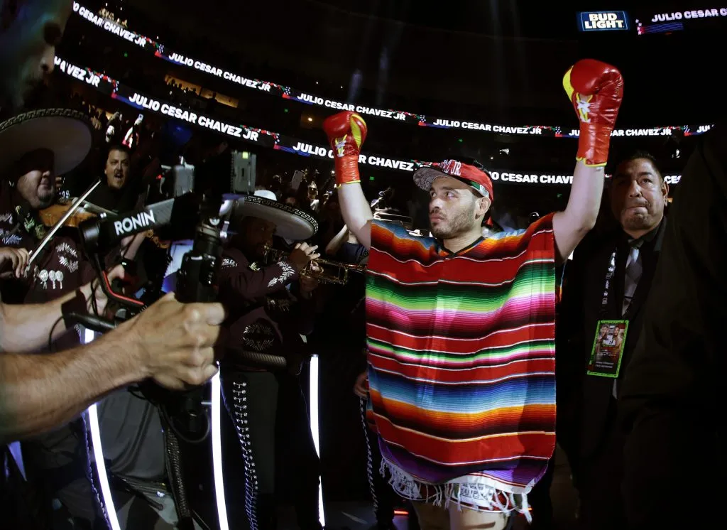 En menos de una semana Chávez Jr pasó de animar un evento de boxeo a ser deportado por “delincuente” según la DHS. (Foto: Harry How/Getty Images)