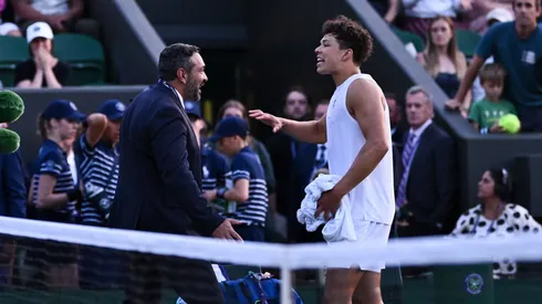 Ben Shelton habla con los jueces después de que el partido fuera suspendido.