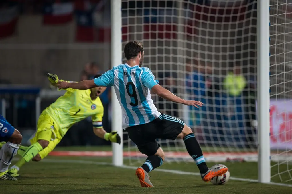 SI uno ve esta foto y le dicen que no fue gol, es difícil de creer. Todo Chile quedó sin aliento por un momento.