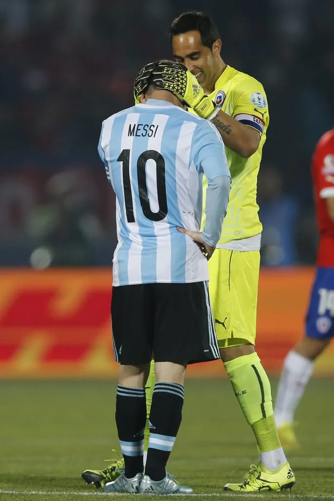 Claudio Bravo consuela a Lionel Messi, que perdía una nueva final