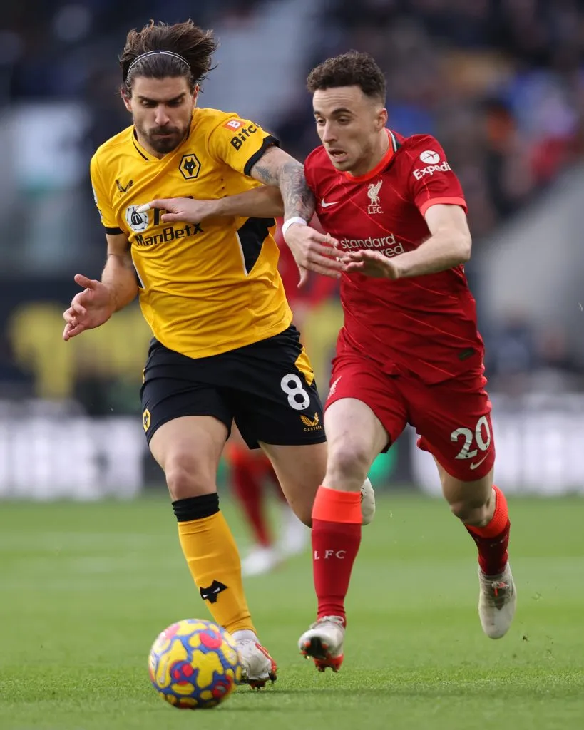 Diogo Jota y su amigo Rubén Neves fueron rivales en la Premier League (Photo by Naomi Baker/Getty Images)