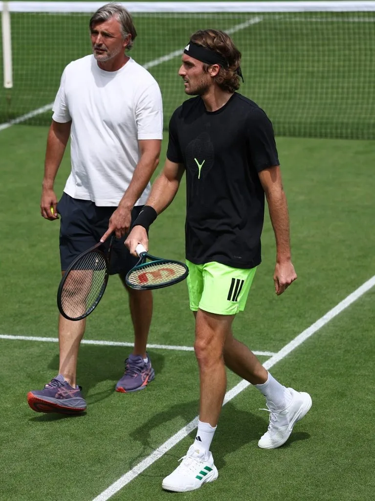 Stefanos Tsitsipas habla con su entrenador, Goran Ivanisevic, durante una sesión de entrenamiento previa a Wimbledon (Getty Images).