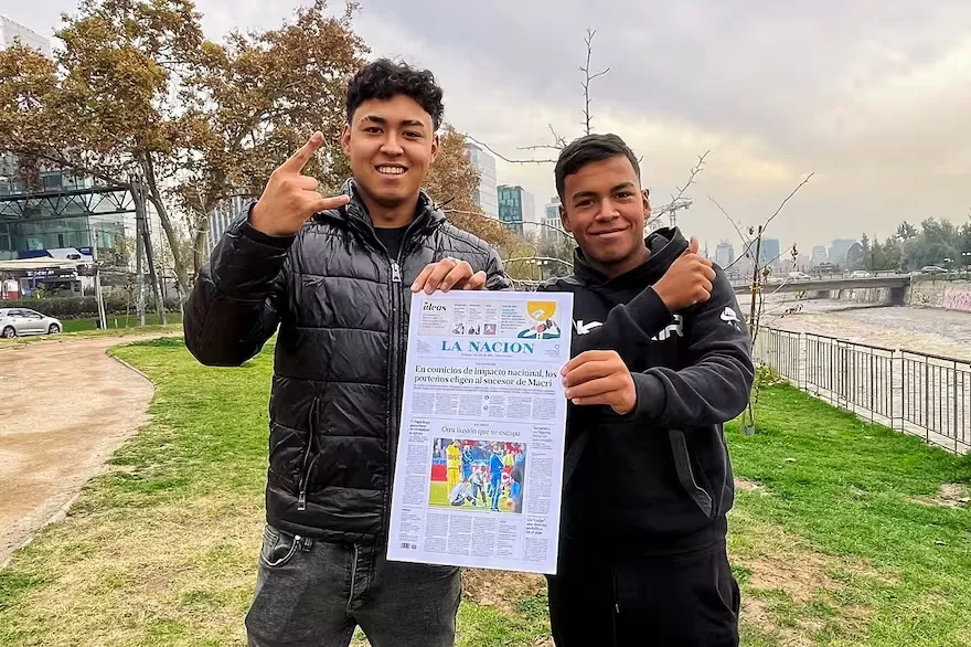 Maximiliano (a la izquierda) y Martín (a la derecha), los primos de Charles Aránguiz en 2025, protagonistas del consuelo a Lionel Messi hace 10 años. Foto: La Nación Argentina.