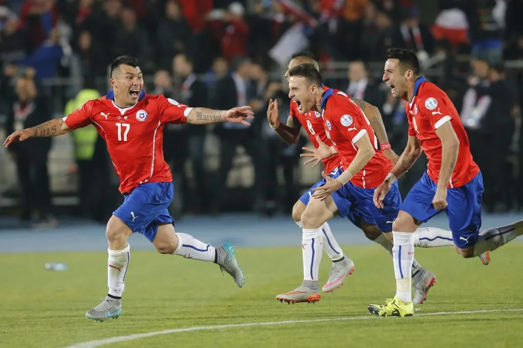 Ángelo Henríquez corre a celebrar tras vencer a Argentina en la Copa América 2015. Foto: Marcelo Hernandez/Photosport