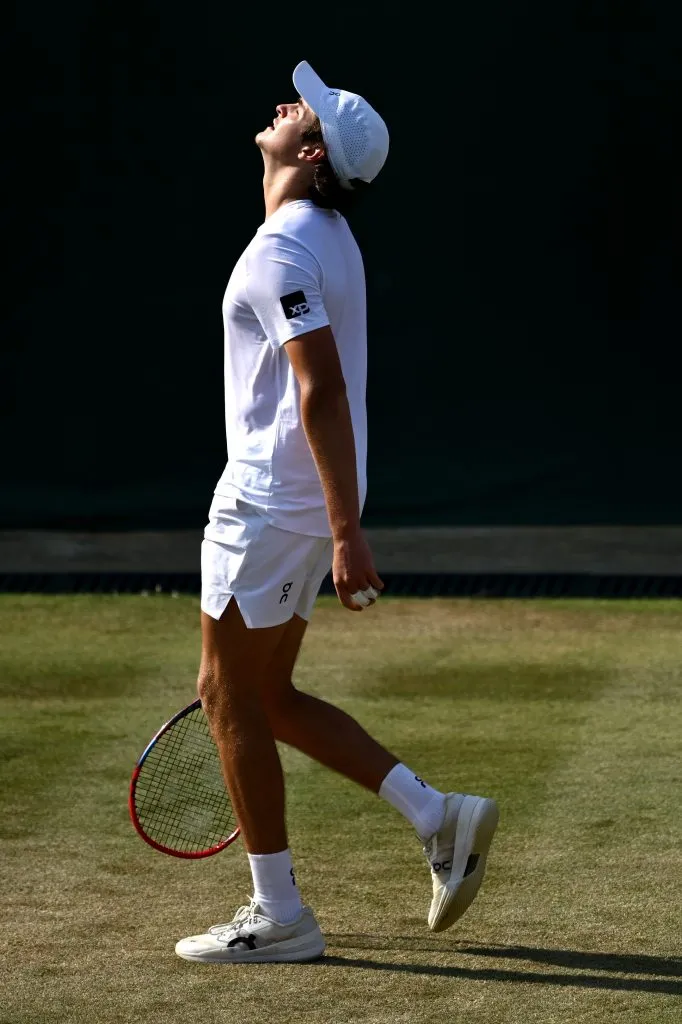 Joao Fonseca frustrado en su partido con Nicolás Jarry en Wimbledon (Getty Images).