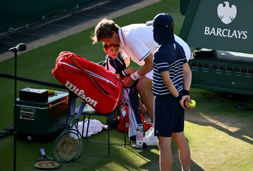 Jarry se metió en octavos de final de Wimbledon y se emocionó en el festejo con la familia.