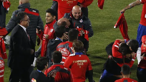 Sergio Jadue levanta de un abrazo a Sampaoli en la Copa América 2015