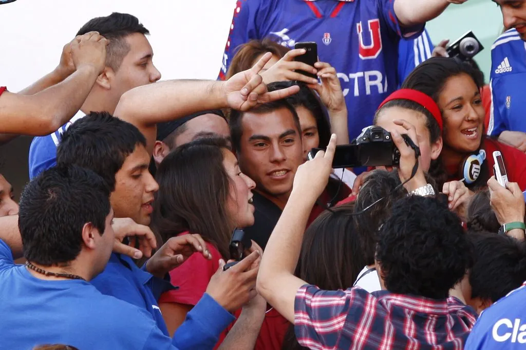 Los hinchas de U de Chile esperan por Eduardo Vargas. Foto:  MARCELO HERNANDEZ/PHOTOSPORT